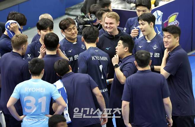 대한항공 시절 토미 틸리카이넨 감독(가운데)이 유광우를 비롯한 선수들에게 작전을 지시하는 모습. IS 포토