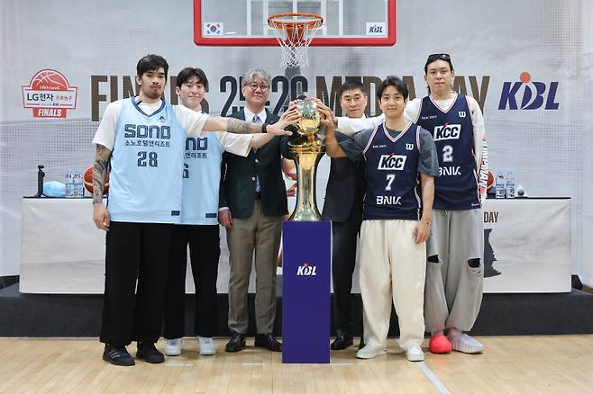 <yonhap photo-4516="">1일 서울 강남구 KBL센터에서 열린 프로농구 챔피언결정전 미디어데이에서 고양 소노 케빈 켐바오(왼쪽부터), 이정현, 손창환 감독, 부산 KCC 이상민 감독, 허훈, 최준용이 기념촬영하고 있다. 연합뉴스</yonhap>
