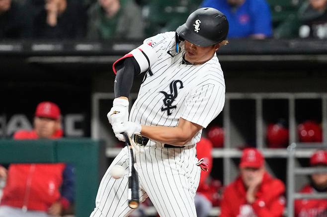 <yonhap photo-3890=""> Chicago White Sox's Munetaka Murakami, of Japan, hits a single during the first inning of a baseball game against the Los Angeles Angels in Chicago, Monday, April 27, 2026. (AP Photo/Nam Y. Huh)/2026-04-28 12:33:01/ <저작권자 ⓒ 1980~2026 ㈜연합뉴스. 무단 전재 재배포 금지, AI 학습 및 활용 금지></yonhap>