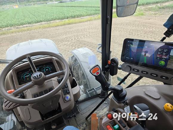 대동 AI트랙터 운전석 내부 사진. [사진=최란 기자]