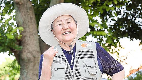 탄자니아에 학교와 우물을 기증한 문정숙(95)씨가 전남 영암 자택에서 중앙일보와 인터뷰하고 있다.