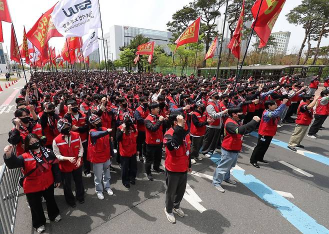 삼성바이오로직스 상생노동조합 조합원들이 지난달 22일 인천 연수구 삼성바이오로직스 송도 사업장 앞에서 열린 투쟁 결의대회에서 임금 인상률과 성과급 기준 등에 대한 요구 사항을 밝히고 있다. 뉴시스