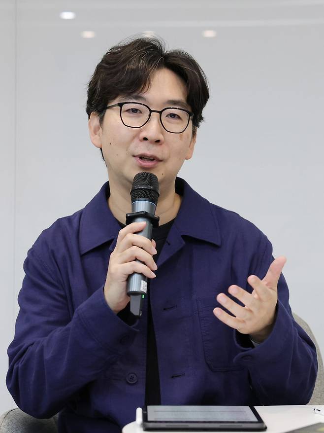 소설가 문지혁이 지난 30일 서울 중림동 한국경제신문에서 열린 '아르떼 살롱'에서 강연하고 있다. 김범준 기자