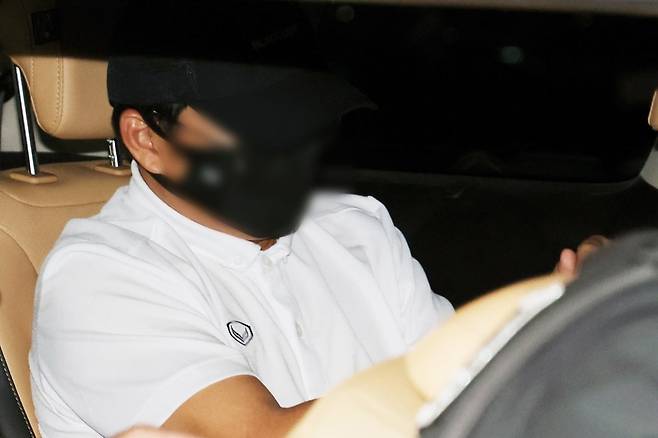 '마약왕'으로 불리는 박왕열에게 필로폰 등 마약류를 공급한 혐의를 받는 최모씨가 1일 태국으로부터 강제송환돼 인천국제공항 제2여객터미널에 도착, 차에 탑승해 있다. 사진=연합뉴스