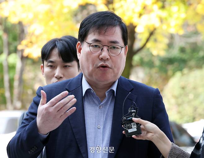 대장동 개발 비리 의혹으로 재판에 넘겨진 유동규 전 성남도시개발공사 본부장이 지난달 31일 서울 서초구 중앙지법에서 열린 1심 선고공판에 출석하며 입장을 밝히고 있다. 문재원 기자