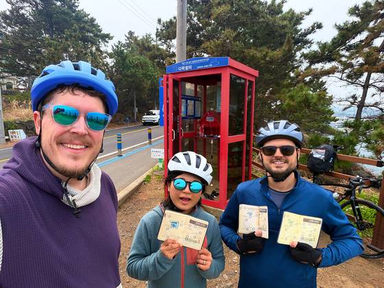 Celebrating with a stamp at the Darak Shelter stamp booth in Jeju on April 3. Darak Shelter is the first booth after the airport when circumnavigating the island anti-clockwise. [JIM BULLEY]