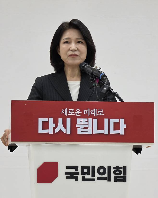 이진숙 전 방통위원장이 오는 6월 3일 대구 달성군 국회의원 재보궐선거에 국민의힘 단독 후보로 확정됐다. 이진숙 전 위원장이 지난달 25일 국민의힘 대구시당 당사에서 대구시장 선거 불출마를 선언하고 있다. 출처=연합뉴스&nbsp;