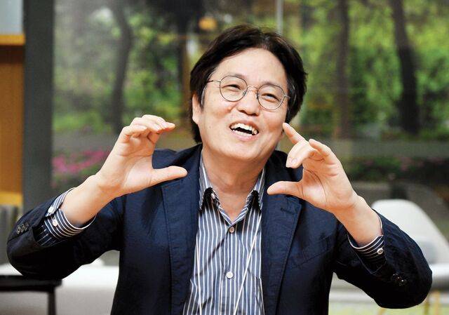 안준호 LG전자 연구위원이 30일 서울 금천구 LG전자 가산R&D캠퍼스에서 가전제품에 들어가는 모터의 메커니즘을 설명하고 있다. 안 연구위원은 1993년 금성사(현 LG전자)에 입사해 33년 ‘모터 외길 인생’을 걸어온 공을 인정받아 2012년 직무별 상위 1%에게만 주어지는 연구위원에 선발됐다. 이병주 기자