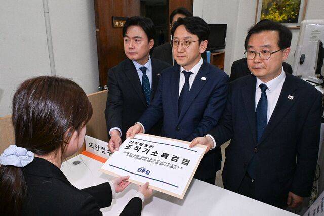 더불어민주당 천준호 원내대표 직무대행과 국회 윤석열 정치검찰 조작기소 국정조사 특별위원회 소속 위원들이 30일 국회 의안과에 ‘조작기소 진상규명 특검법’을 제출하고 있다. 연합뉴스