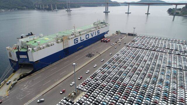 마산가포신항 자동차운반선. 창원 공장에서 만든 트랙스 크로스오버 대다수는 공장을 떠나자마자 곧장 수출길에 오른다. 한국GM 제공