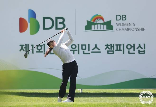 1일 충북 음성군 레인보우힐스CC에서 열린 KLPGA투어 DB 위민스 챔피언십 2라운드에서 3타를 줄여 이틀 연속 선두를 지킨 고지원이 18번 홀에서 티샷을 날리고 있다. KLPGA