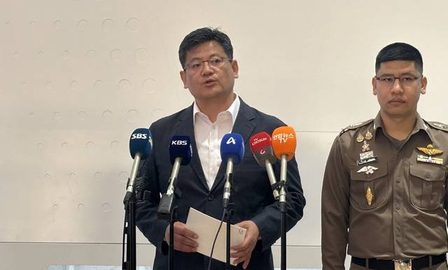 1일 오전 인천국제공항 제2여객터미널 입국장 B게이트 앞에서 오창한 경찰청 마약범죄수사과장이 해와 마약공급책 송환 관련 브리핑을 하고 있다. 장민재 기자