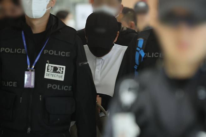 ‘마약왕’으로 불리는 박왕열에게 필로폰 등 마약류를 공급한 혐의를 받는 최모씨가 1일 태국으로부터 강제송환돼 인천국제공항 제2여객터미널에 도착하고 있다.  [공동취재 연합뉴스]