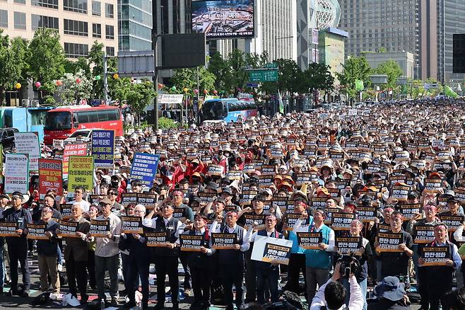1일 서울 종로구에서 열린 노동절대회에서 민노총 조합원들이 집회를 열고 있다. 한주형 기자