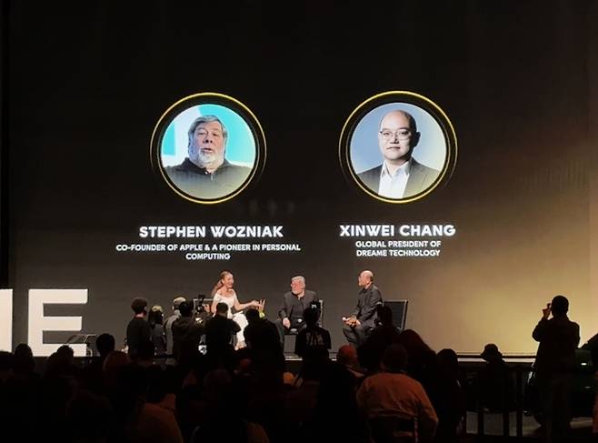 스티브 워즈니악과 창신웨이 드리미 글로벌 사업 총괄이 대담하고 있다. (매경DB)