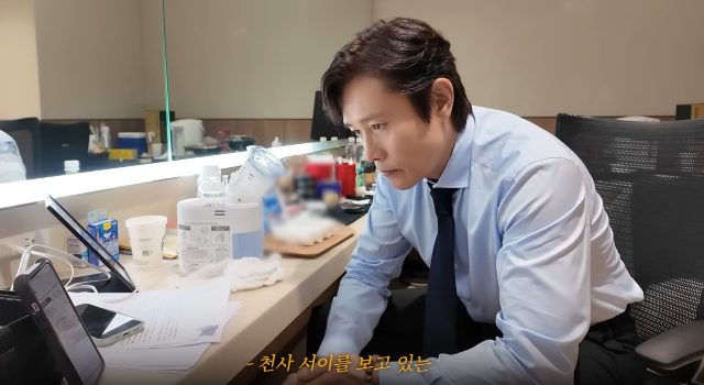 이병헌이 일본 일정 중에도 딸의 영상에 미소를 보이며 ‘딸바보’ 면모를 드러냈다. 사진=유튜브 채널 ‘이민정 MJ’