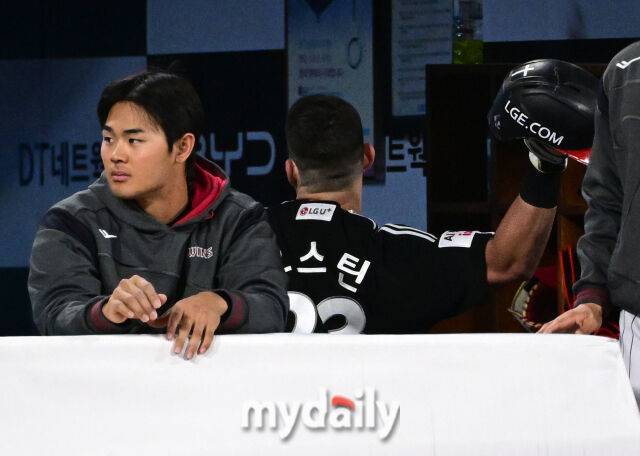 LG 오스틴이 자신의 실수로 동점 찬스가 무산되자 헬멧을 던지며 자책하고 있다 / 수원 = 유진형 기자 zolong@mydaily.co.kr