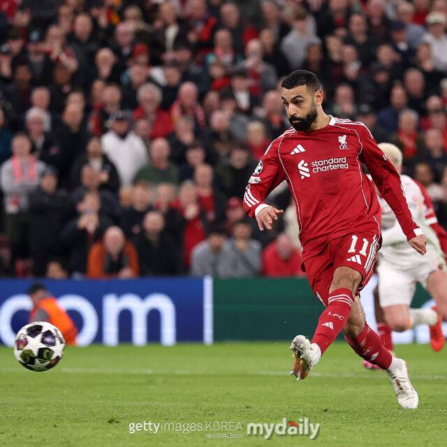 리버풀의 살라가 2026년 3월 영국 리버풀에서 열린 갈라타사라이와의 2025-26시즌 UEFA 챔피언스리그 경기에서 페널티킥 키커로 나섰다./게티이미지코리아