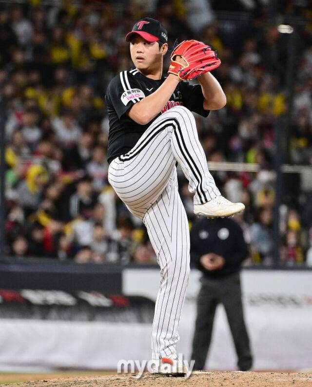 LG 함덕주가 30일 오후 경기도 수원KT위즈파크에서 열린 '2026 신한 SOL KBO리그' KT 위즈의 경기 9회말 구원등판해 역투하고 있다./수원=유진형 기자