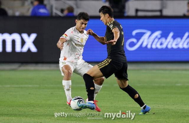 LAFC의 손흥민이 2026년 4월 미국 LA에서 열린 톨루카와의 2026시즌 북중미축구연맹 챔피언스컵 4강 1차전에서 톨루카의 바르보사를 상대로 드리블을 시도하고 있다./게티이미지코리아
