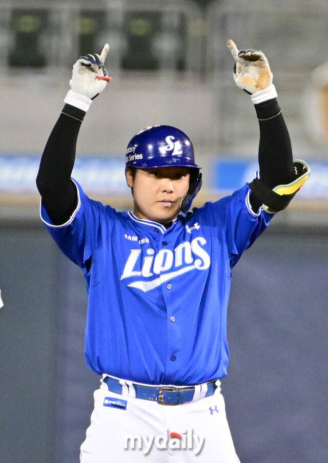 2026년 4월 29일 오후 서울 잠실구장에서 열린 '2026 신한 SOL KBO리그' 삼성 라이온즈와 두산 베어스 경기. 삼성 김도환이 8회초 2사 후 2루타를 친 뒤 기뻐하고 있다./마이데일리