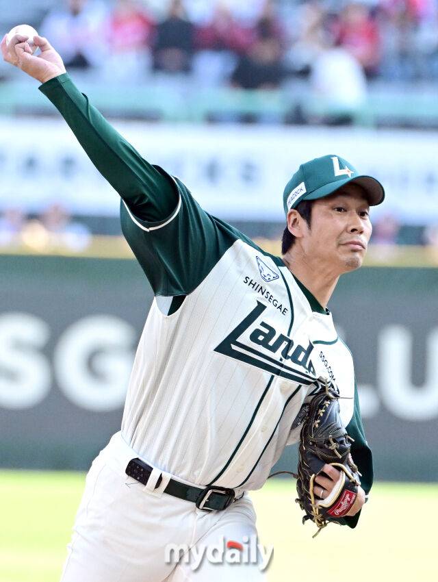 SSG 선발 타케다가 1일 롯데전에서 역투하고 있다./SSG랜더스필드=유진형 기자