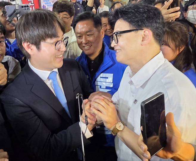 ６·3 지방선거와 함께 치러지는 부산 북갑 보궐선거에 출마하는 하정우 전 청와대 AI 수석과 한동훈 전 국민의힘 대표가 지난달 29일 오후 부산 북구 구포시장에서 유세를 펼치던 중 만나 인사하고 있다. [연합]