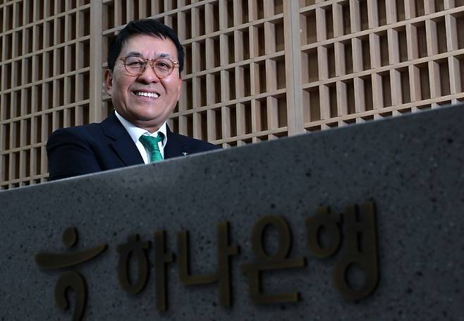 김진우 하나은행 자산관리그룹 부행장이 29일 오후 서울 중구 하나은행 본점에서 인터뷰에 앞서 포즈를 취하고 있다.  이상섭 기자
