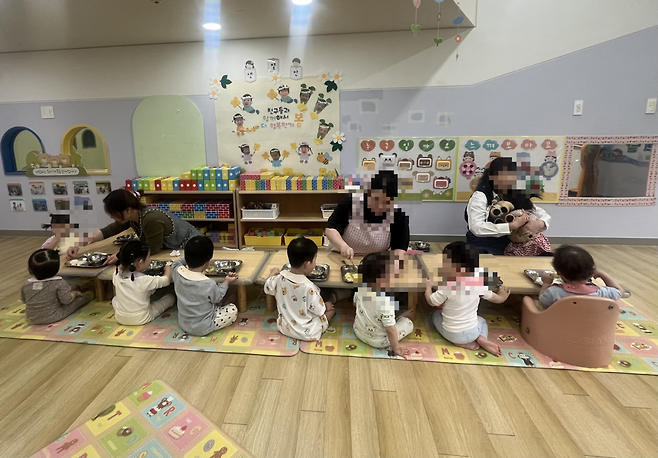 22일  찾은 서울 구로구 국공립디지털꿈터 어린이집 1세반 풍경. 서울시의 동행어린이집 지정을 받은 이 어린이집은 교사대 아동비율 개선 지원금을 받아, 아동 수가 지난해 10명에서 2026년 9명으로 줄었다. 박병국 기자