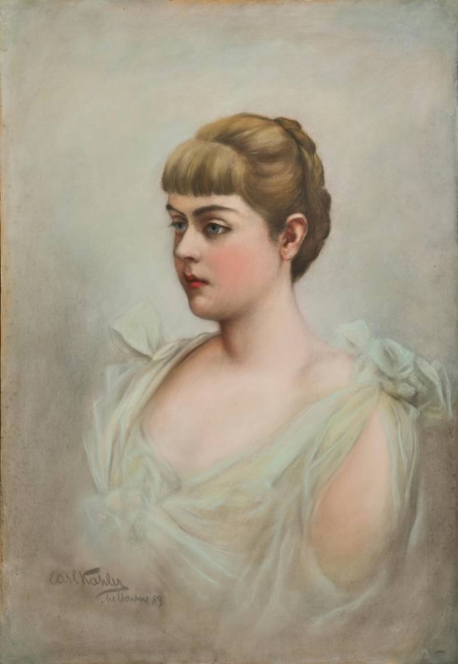 카를 칼러(서명), 마리 베체라, 1889년경, 캔버스에 파스텔, 96x66cm, 황실 전속 사진관 ‘아델’에서 촬영된 초상 사진을 바탕으로 그림