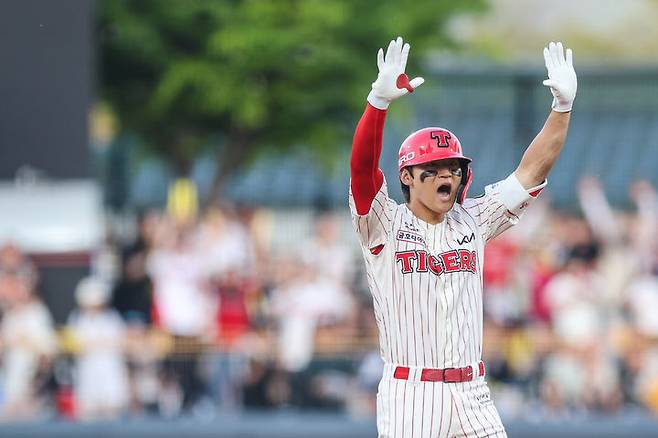 [서울=뉴시스] 프로야구 KIA 타이거즈 김도영이 25일 광주-기아챔피언스필드에서 열린 2026 신한 쏠 KBO리그 롯데 자이언츠전에서 역전 적시타를 친 뒤 기뻐하고 있다. (사진=KIA 타이거즈 제공) 2026.04.25. *재판매 및 DB 금지