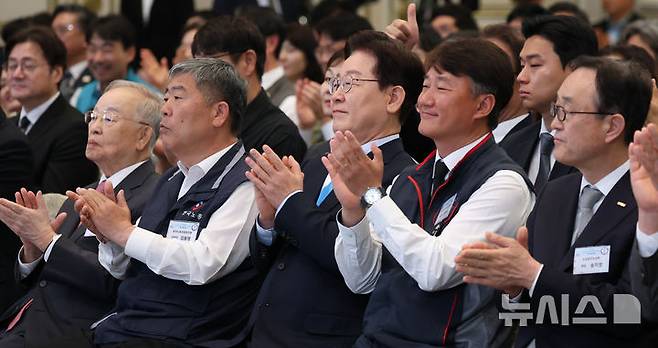 [서울=뉴시스] 고범준 기자 = 이재명 대통령이 1일 청와대에서 열린 2026 노동절 기념식에서 축하공연을 보며 박수치고 있다. (청와대통신사진기자단) 2026.05.01. bjko@newsis.com