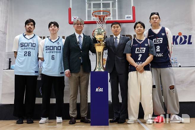 [서울=뉴시스] 조성우 기자 = 1일 강남구 KBL센터에서 열린 2025~2026시즌 LG전자 프로농구 챔피언결정전 미디어데이에서 소노와 KCC 양팀 감독과 선수들이 기념촬영을 하고 있다. 왼쪽부터 소노 케빈 켐바오, 이정현 선수, 손창환 감독, 이상민 KCC 감독, 허훈, 최준용 선수. 2026.05.01. xconfind@newsis.com