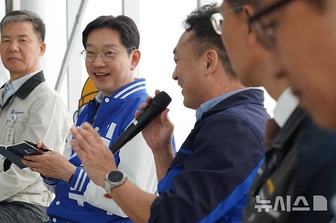 [창원=뉴시스]지난 30일 창원국가산업단지 내 태림산업을 방문한 김경수 경남도지사 후보가 간담회 시간에 회사 관계자 이야기를 듣고 있다.(사진=김경수후보 선거사무소 제공) 2025.05.01. photo@newsis.com