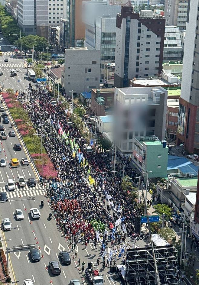 [부산=뉴시스] 부산 부산진구 전포대로에서 진행된 노동절 집회 모습. (사진=부산경찰청 제공) 2026.05.01. photo@newsis.com *재판매 및 DB 금지