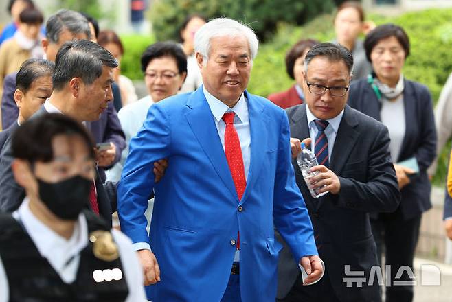 [서울=뉴시스] 황준선 기자 = 전광훈 사랑제일교회 목사가 보석으로 풀려난 뒤 윤석열 전 대통령을 접견한 것으로 파악됐다. 사진은 전 목사. 2026.05.01. hwang@newsis.com