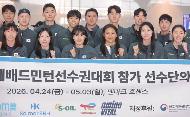 세계남녀단체배드민턴선수권대회에 출전하는 배드민턴 여자 단식 안세영(사진 아랫줄 오른쪽에서 세 번째)을 비롯한 대표팀 선수들이 지난달 21일 인천국제공항 제2여객터미널에서 출국하기 전 기념촬영을 하고 있다. 연합뉴스