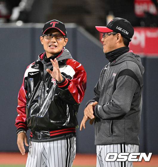 [OSEN=수원, 이대선 기자] LG는 30일 수원 KT위즈파크에서 열린 2026 신한 SOL KBO리그 KT 위즈와 경기에서 6-5 재역전승을 거뒀다.이날 승리로 LG는 3연패에서 탈출, 17승 10패를 기록했다. 반면 KT는 4연승에 실패했다.경기 종료 후 LG 염경엽 감독이 김정준 코치와 승리의 기쁨을 나누고 있다. 2026.04.30 /sunday@osen.co.kr