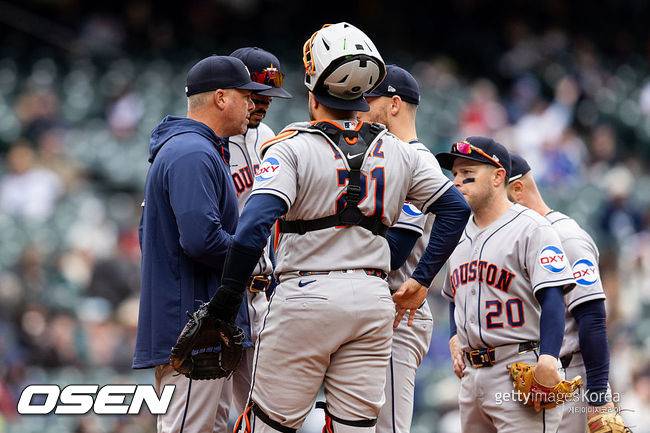 [사진] 휴스턴 조슈아 밀러 투수코치가 마운드를 방문해 선수들과 대화를 하고 있다. ⓒGettyimages(무단전재 및 재배포 금지)