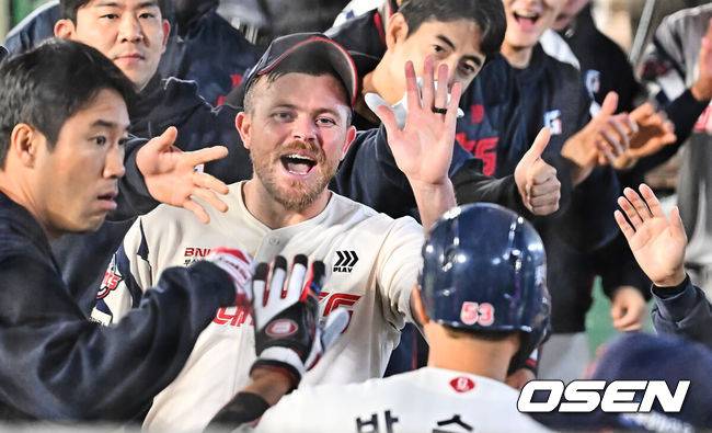 [OSEN=부산, 이석우 기자] 30일 부산 사직야구장에서 2026 신한 SOL KBO 리그 롯데 자이언츠와 키움 히어로즈의 경기가 열렸다. 홈팀 롯데는 비슬리가, 방문팀 키움은 배동현이 선발 출전했다.롯데 자이언츠 박승욱이 6회말 1사 1루 유강남의 좌익수 앞 안타때 좌익수 송구 실책으로 역전 득점에 성공한 후 비슬리와 동료들의 축하를 받고 있다. 2026.04.30 / foto0307@osen.co.kr