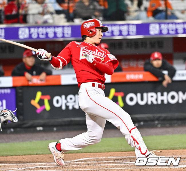 [OSEN=대전, 박준형 기자] 30일 오후 대전 한화생명볼파크에서 2026 신한 SOL KBO리그 한화 이글스와 SSG 랜더스의 경기가 진행됐다. 이날 경기 한화는 류현진을, SSG는 김건우를 선발투수로 내세웠다.6회초 무사 1,3루 SSG 박성한이 역전 1타점 적시타를 날리고 있다.     2026.04.30 / soul1014@osen.co.kr