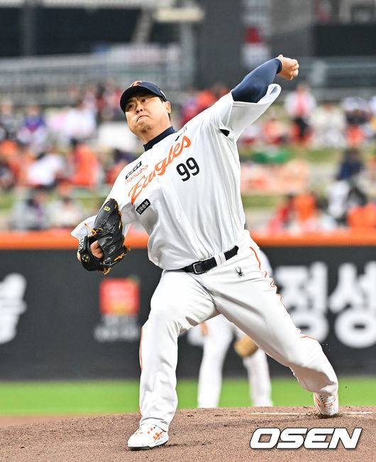 [OSEN=대전, 박준형 기자] 30일 오후 대전 한화생명볼파크에서 2026 신한 SOL KBO리그 한화 이글스와 SSG 랜더스의 경기가 진행됐다. 이날 경기 한화는 류현진을, SSG는 김건우를 선발투수로 내세웠다.1회초 한화 선발투수 류현진이 역투하고 있다.       2026.04.30 / soul1014@osen.co.kr