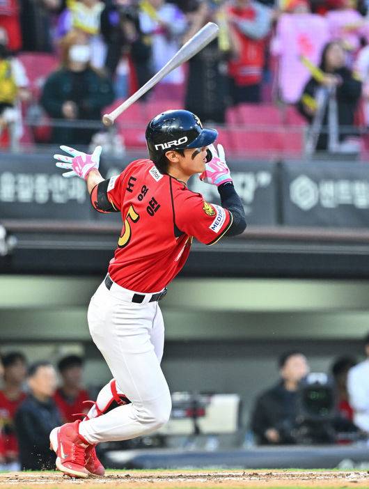 [OSEN=광주, 박준형 기자] 1일 오후 광주 북구 광주기아챔피언스필드에서 2026 신한 SOL KBO리그 KIA 타이거즈와 KT 위즈의 경기가 진행됐다.이날 KIA는 양현종을, KT는 고영표를 선발투수로 내세웠다.6회말 2사 2루 KIA 김도영이 1타점 적시타를 날리고 있다.    2026.05.01 / soul1014@osen.co.kr