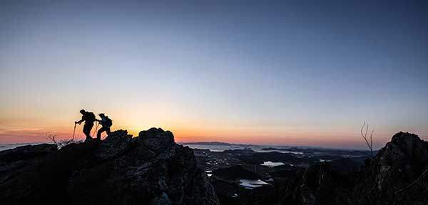 도솔암에서 도솔암주차장으로 이어진 산길의 바위전망대. 진달래와 노을이 어우러져 사람 마음을 들뜨게 했다.