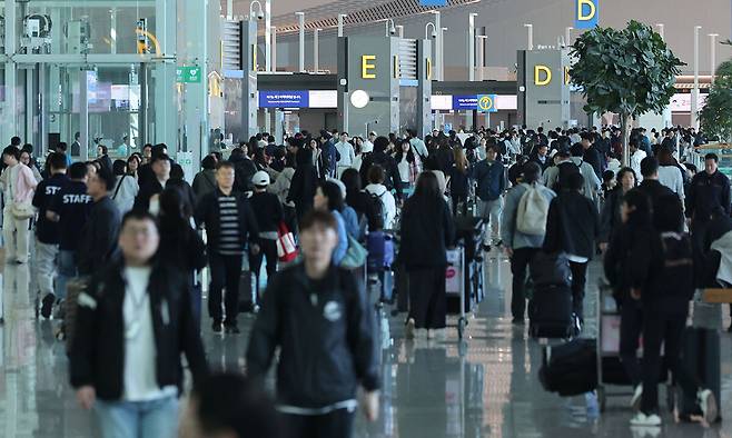 1일 인천국제공항 제2여객터미널 출국장에서 승객들이 발걸음을 옮기고 있다. 뉴시스
