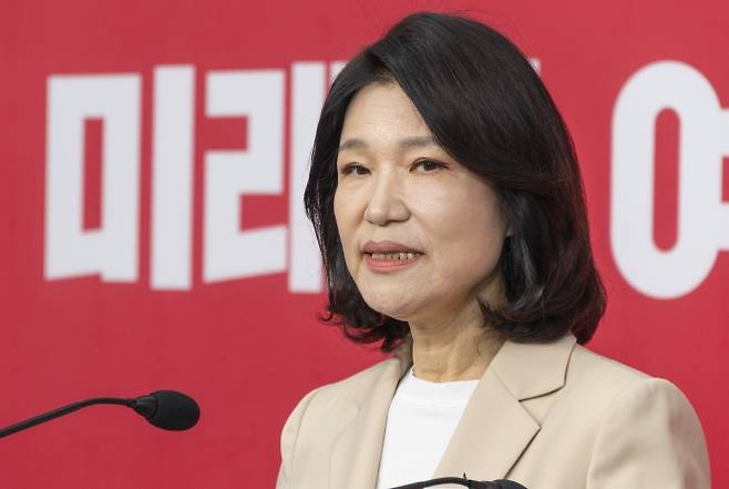 대구 달성 선거구 공천 신청한 이진숙 방송통신위원장 - 이진숙 전 방송통신위원장이 1일 서울 여의도 국민의힘 중앙당사에서 6ㆍ3 재보선 대구 달성군 선거구 공천 면접을 마친 뒤 취재진 질문에 답하고 있다. 2026.5.1 연합뉴스