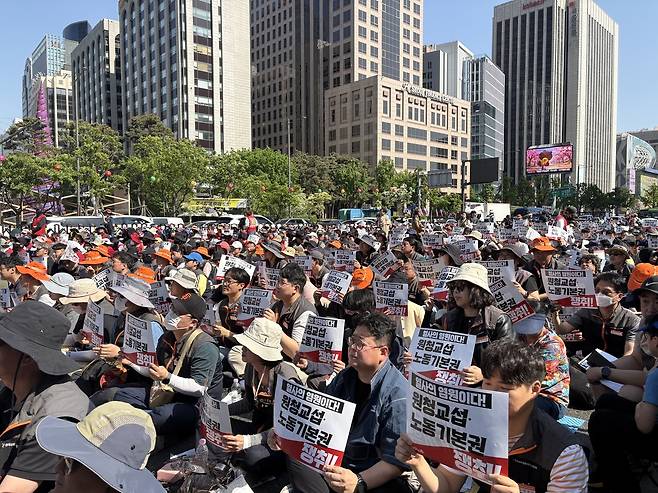 노동절인 1일 서울 광화문 인근에서 열린 집회에 참석한 민주노총 조합원들이 구호를 외치고 있다. 남소정 기자