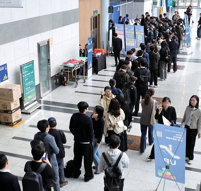 4월29일 구직 청년들이 서울 양재 at센터에서 열린 '2026 대한민국 상생 채용박람회'에 참여한 모습