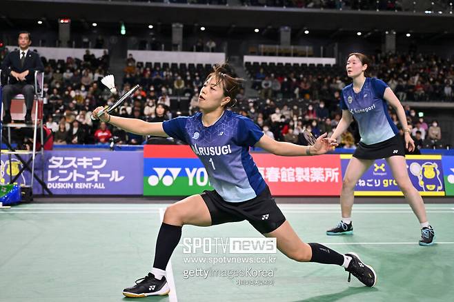 ▲ 여자 복식 세계 6위 듀오인 후쿠시마 유키(사진 왼쪽)-마츠모토 마유(사진 오른쪽) 조가 벤야파 에임사르드-수피사라 패우삼프란 조를 2-0으로 제압했다. 일본은 올해 우버컵에서 단복식 두루 균형 잡힌 전력을 뽐내고 있다.