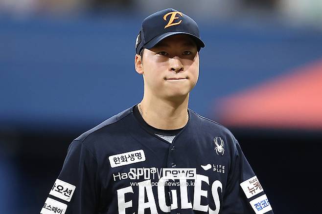 ▲ 4년 총액 78억 원에 한화와 계약한 엄상백은 지난해 부진에 이어 올해 수술까지 악몽의 시간을 보내고 있다 ⓒ곽혜미 기자